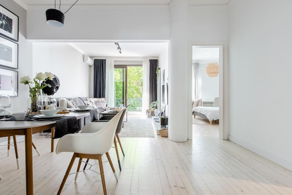 Sophisticated Gem In The Heart Of דירה